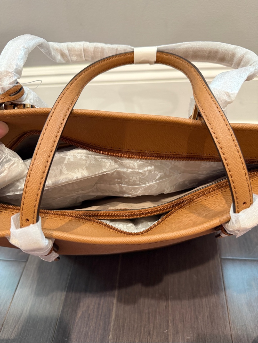 NWT Michael Kors Tan Saffiano Tote with Front Pocket Purse Bag - Picture 6 of 8
